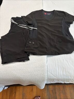 Women Urban Performance Black V-Neck Scrub Top and Pants Set